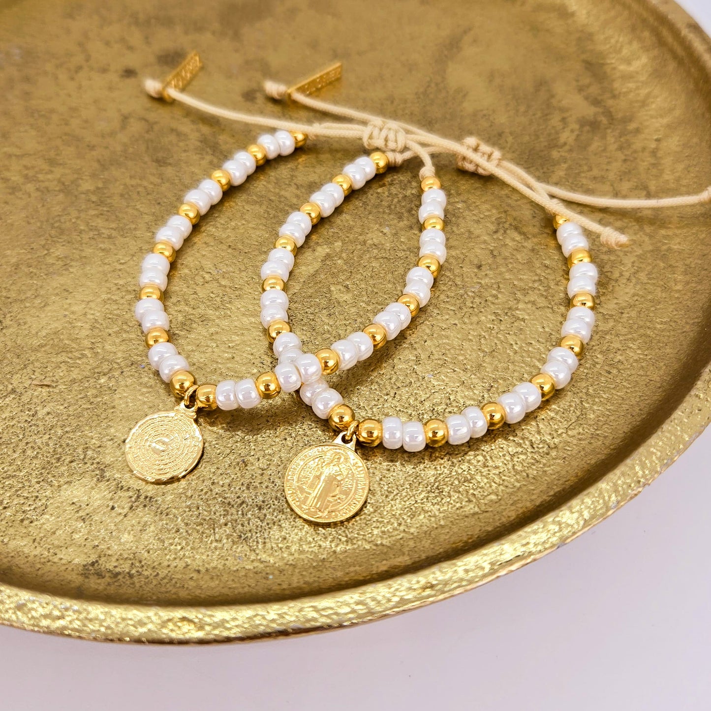 Set Adela