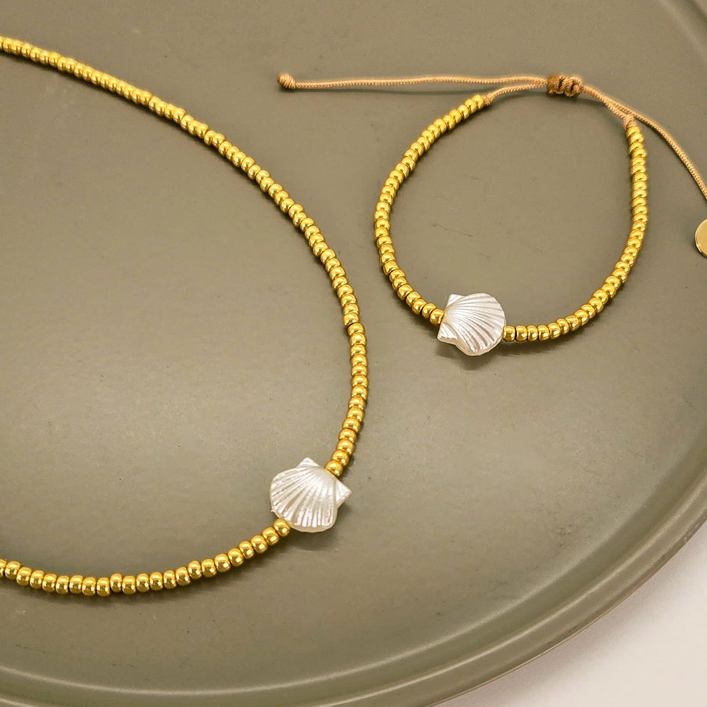Set Adela